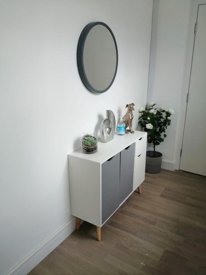 טרורו Apartment No 8 - Stay In Style In The Heart Of The Cathedral City. מראה חיצוני תמונה