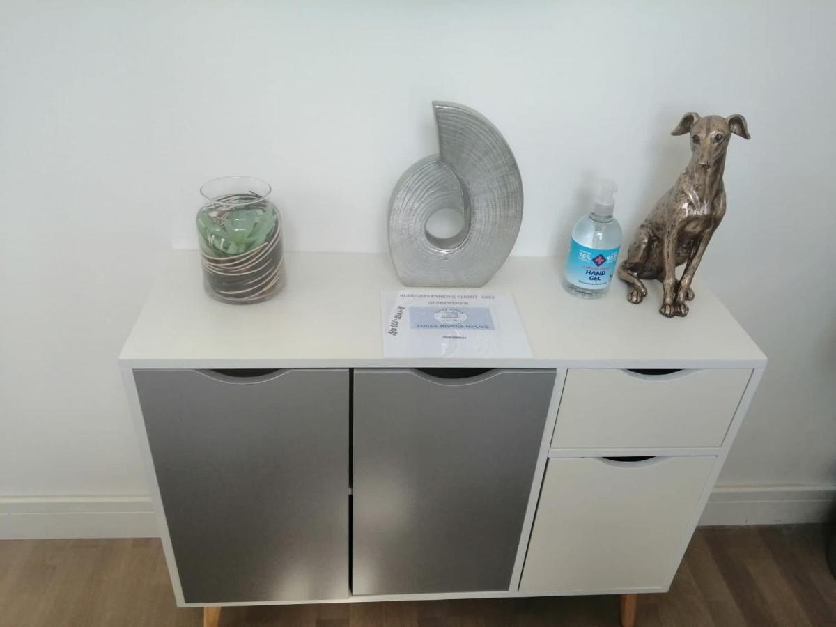 טרורו Apartment No 8 - Stay In Style In The Heart Of The Cathedral City. מראה חיצוני תמונה