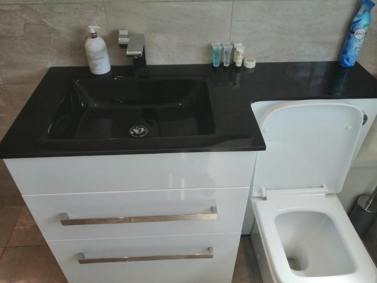 טרורו Apartment No 8 - Stay In Style In The Heart Of The Cathedral City. מראה חיצוני תמונה