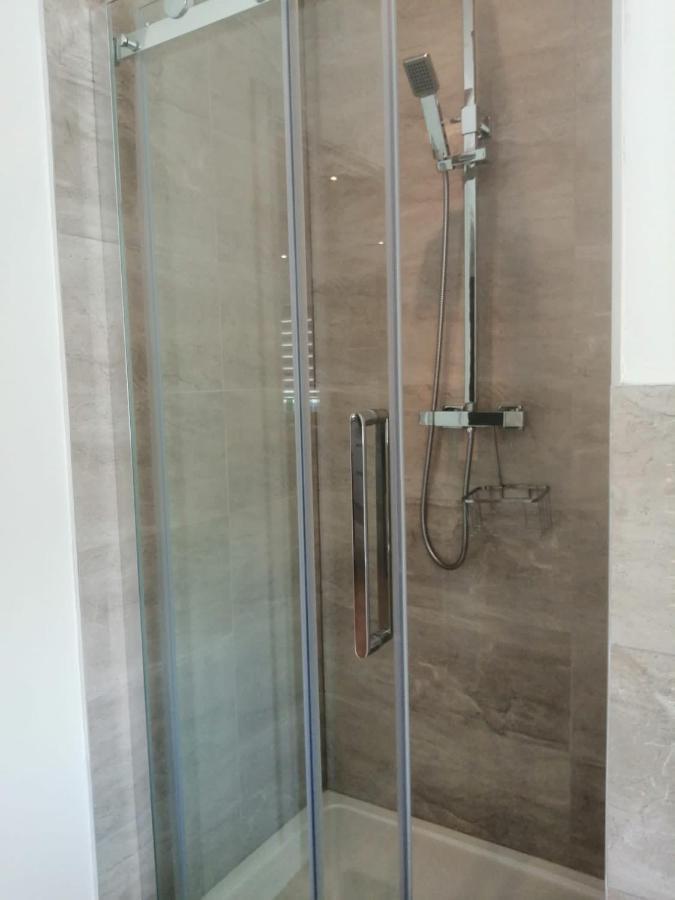 טרורו Apartment No 8 - Stay In Style In The Heart Of The Cathedral City. מראה חיצוני תמונה