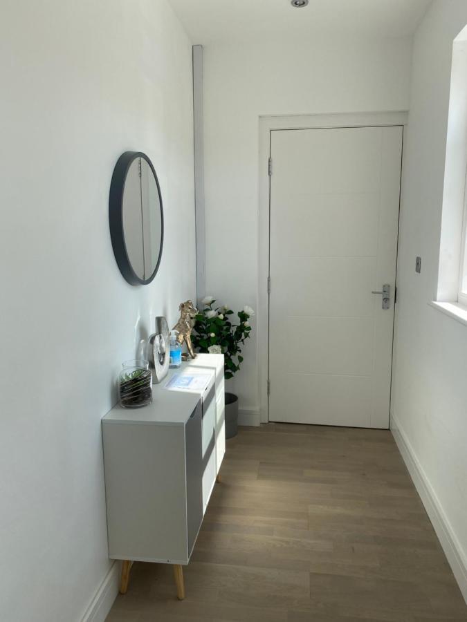 טרורו Apartment No 8 - Stay In Style In The Heart Of The Cathedral City. מראה חיצוני תמונה